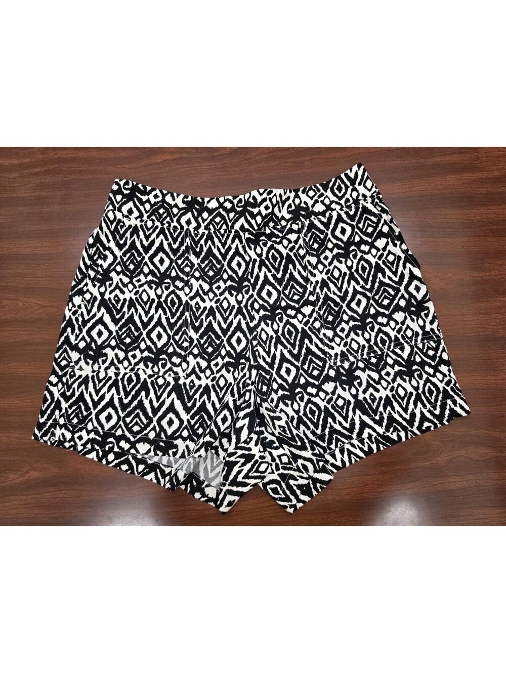 NWT Wildfox Large Black White Geo Print Elastic Waist Casual Shorts Global Nomad